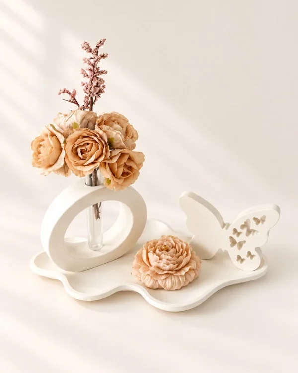 Conjunto com travessa, jarra e borboleta em gesso e uma vela em forma de flor