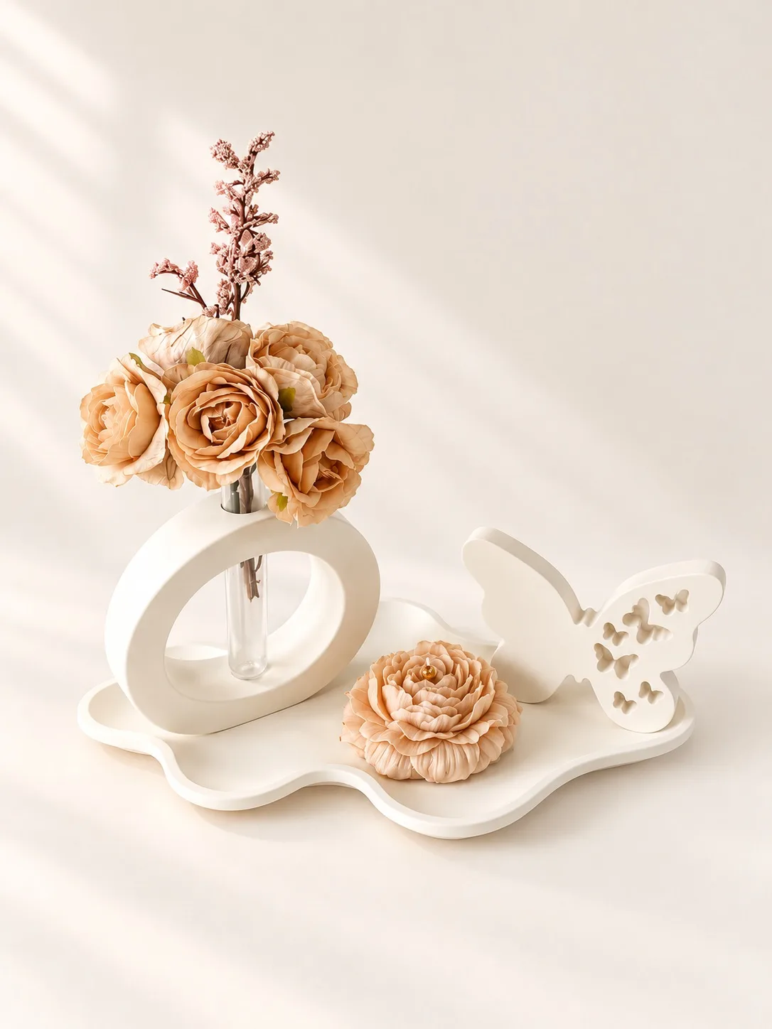 Conjunto com travessa, jarra e borboleta em gesso e uma vela em forma de flor