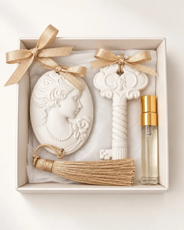 Caixa com camafeu e chave em gesso perfumado e frasco de perfume