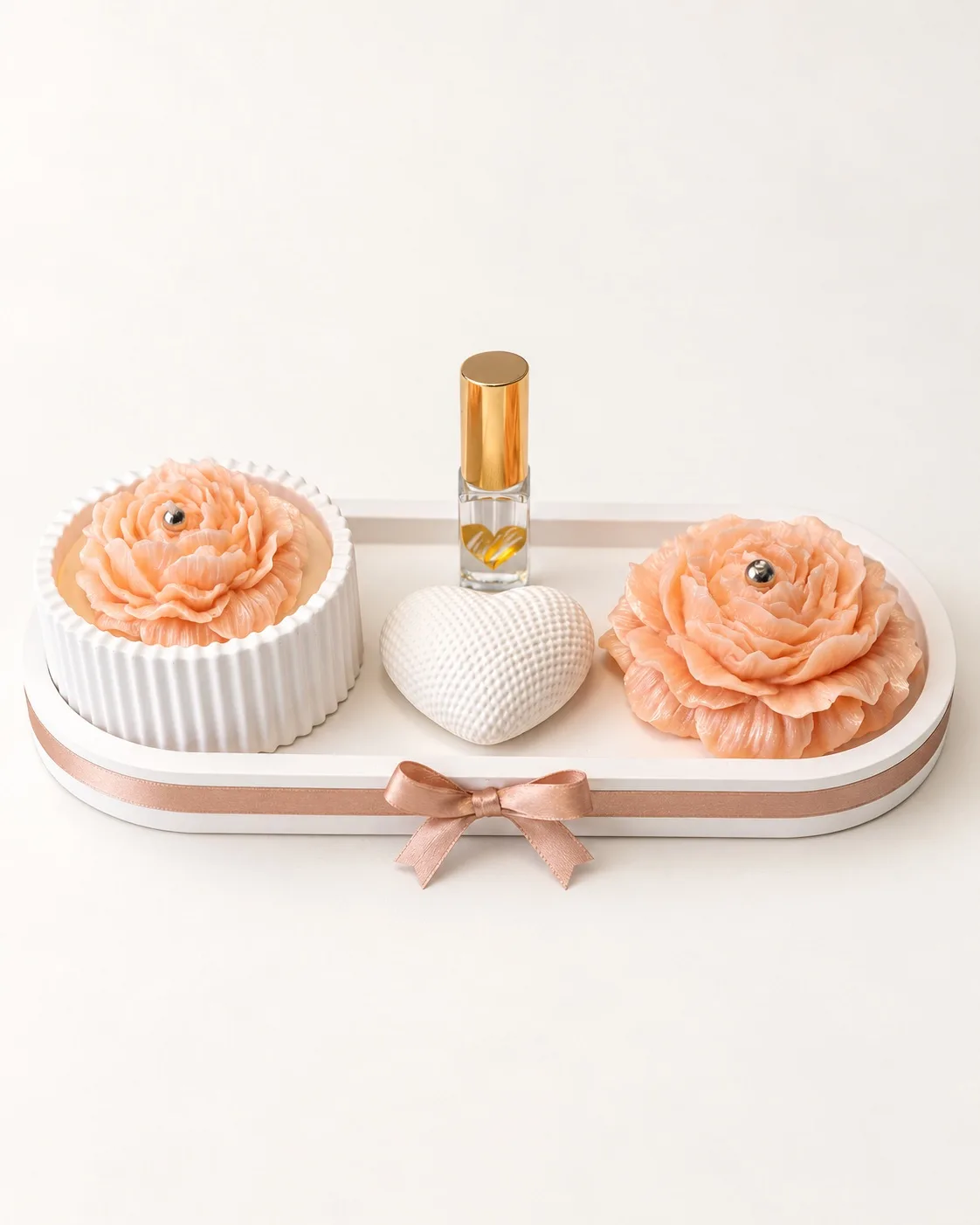 Travessa grande em gesso com vela em copo, coração e vela floral