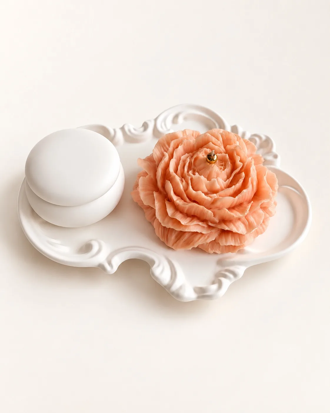 Travessa e guarda-joias em gesso branco com uma vela em forma de flor cor de pêssego