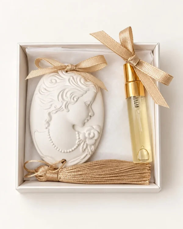 Caixa com camafeu em gesso perfumado, borla e frasco de perfume