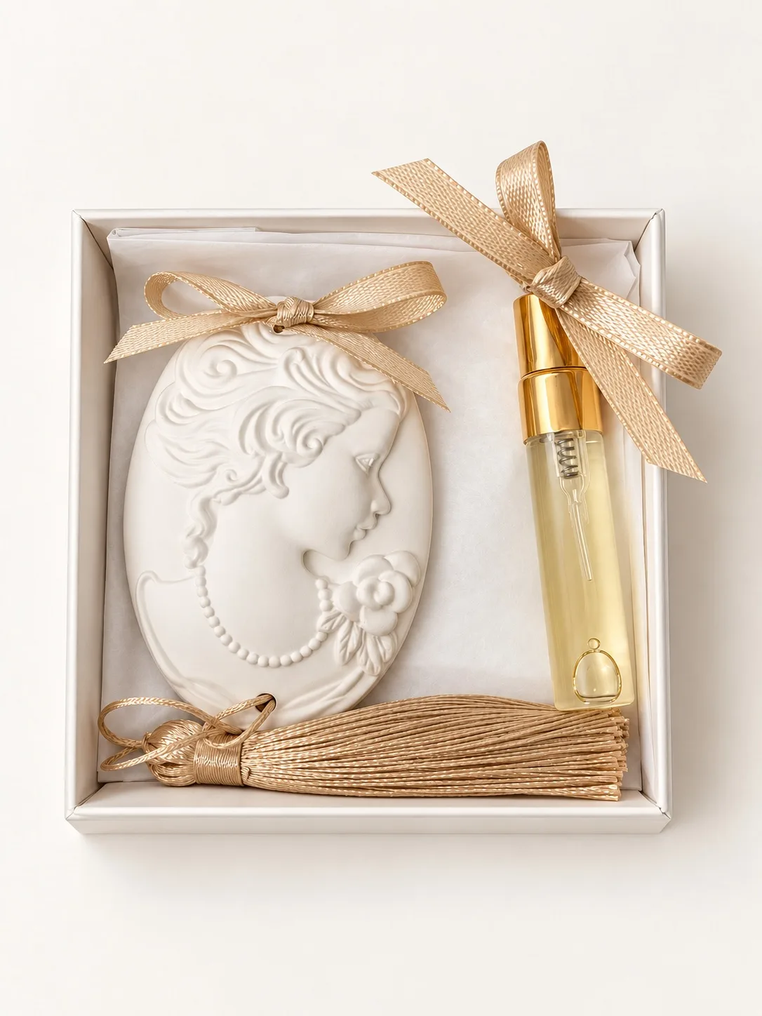 Caixa com camafeu em gesso perfumado, borla e frasco de perfume