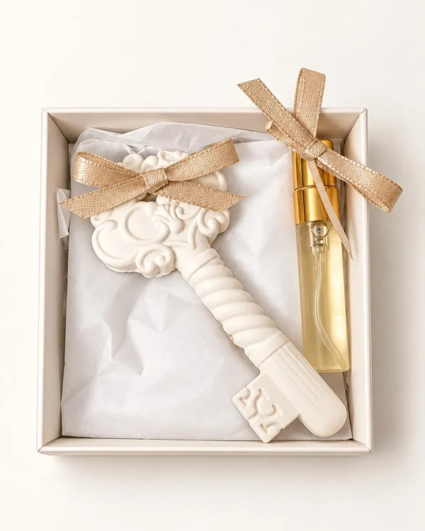 Caixa com chave em gesso perfumado, laço e frasco de perfume