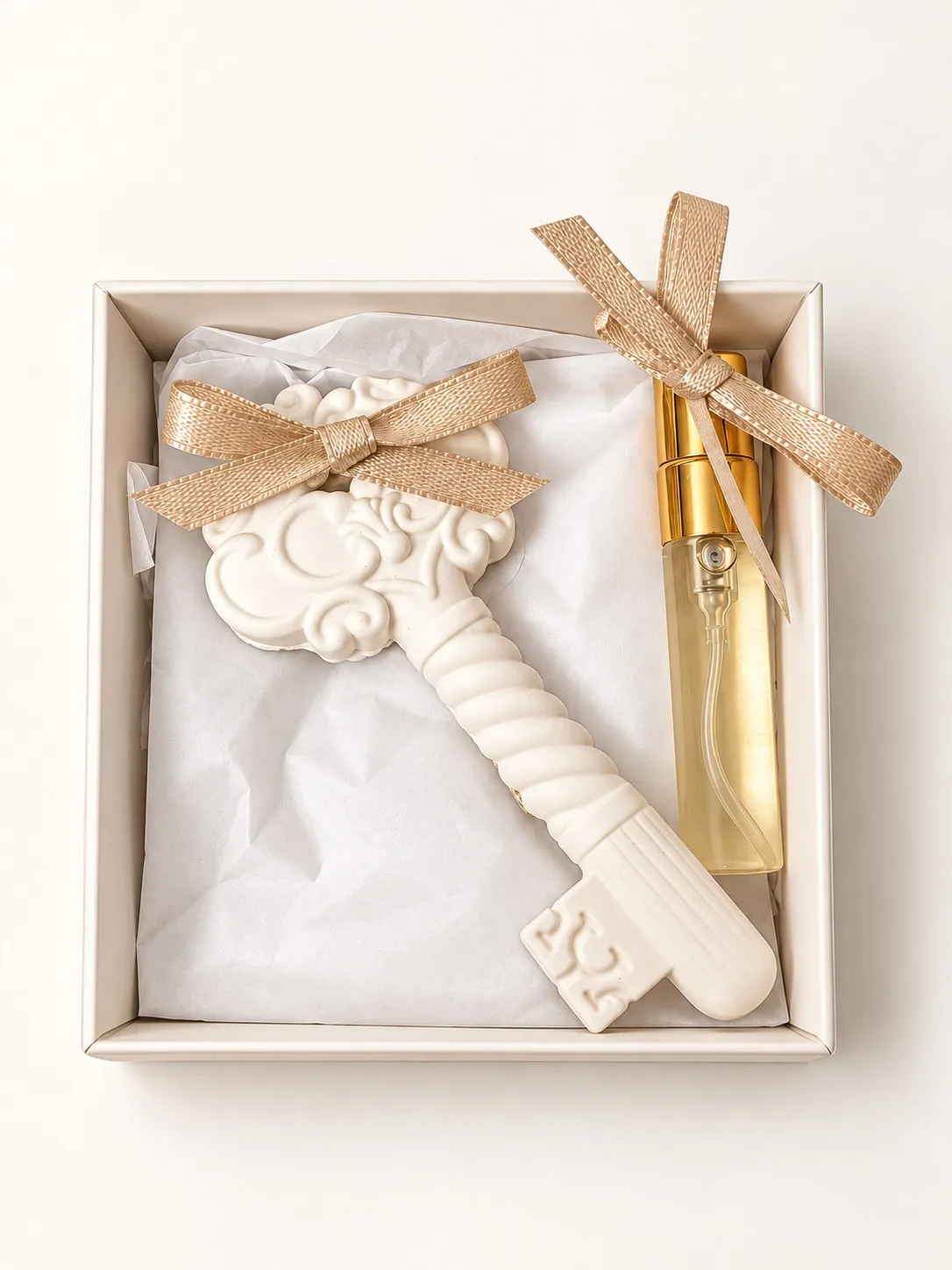 Caixa com chave em gesso perfumado, laço e frasco de perfume