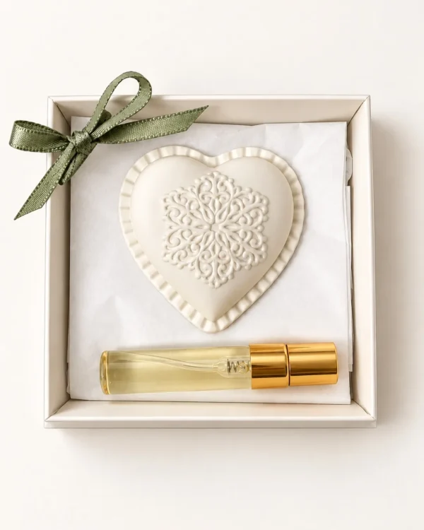Caixa com coração em gesso perfumado, laço verde e frasco de perfume