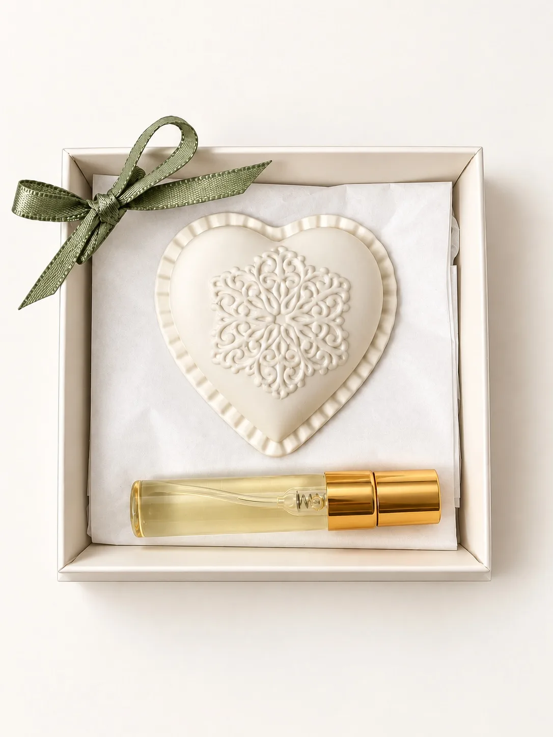 Caixa com coração em gesso perfumado, laço verde e frasco de perfume