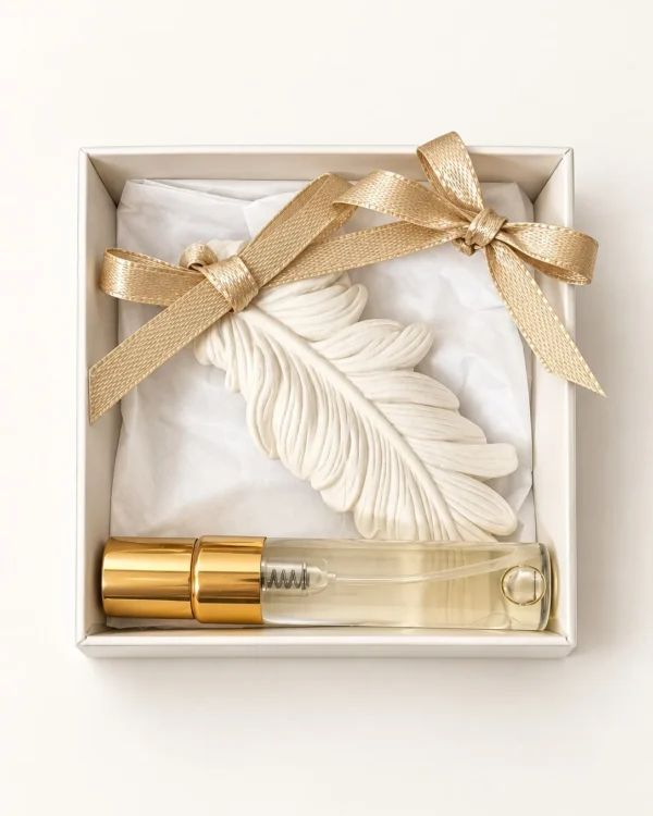 Caixa com pena em gesso perfumado, laço e frasco de perfume