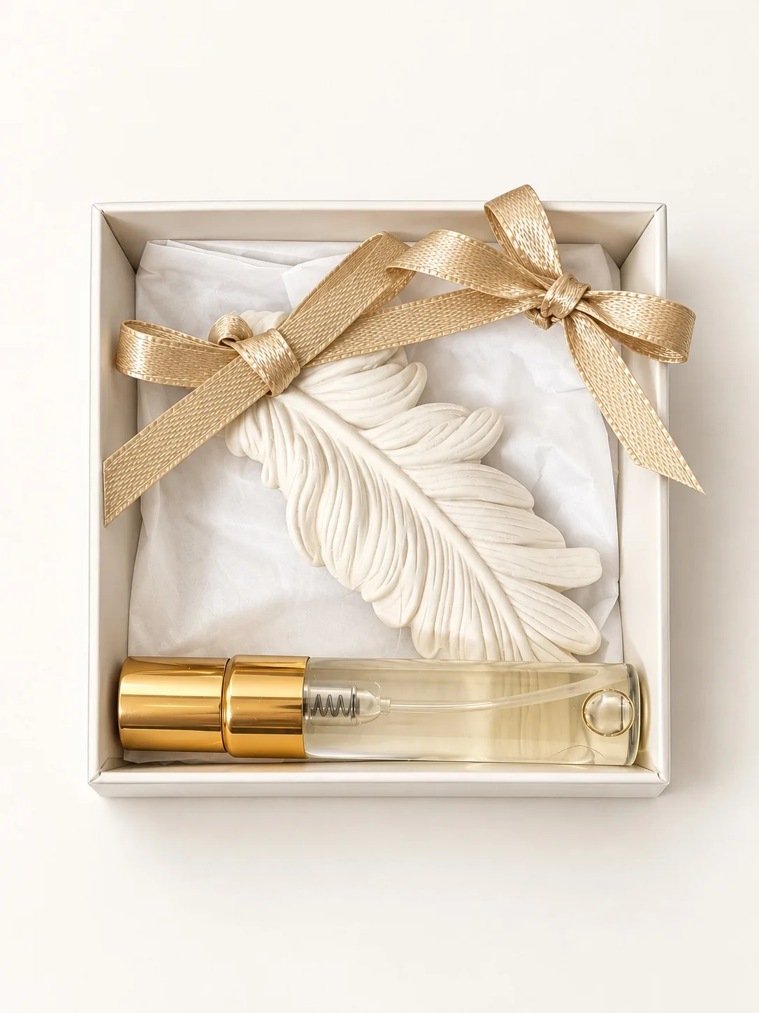 Caixa com pena em gesso perfumado, laço e frasco de perfume