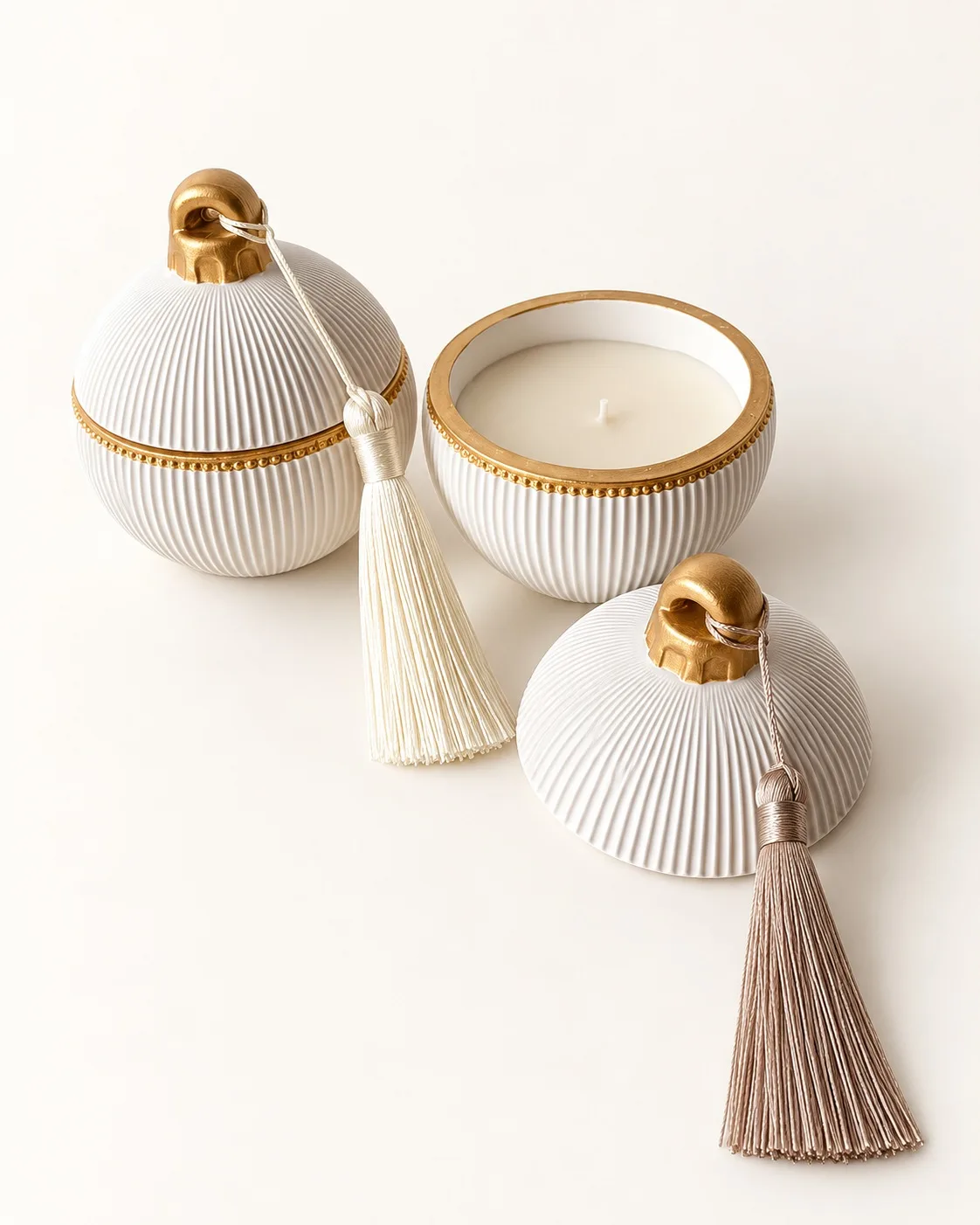 Bolas de Natal em gesso com borla e vela no interior