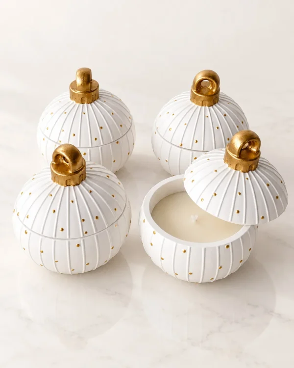 Bolas de Natal em gesso branco com tampa dourada e vela no interior