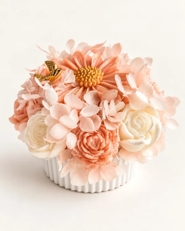 Vela com flores de cera e flores naturais preservadas