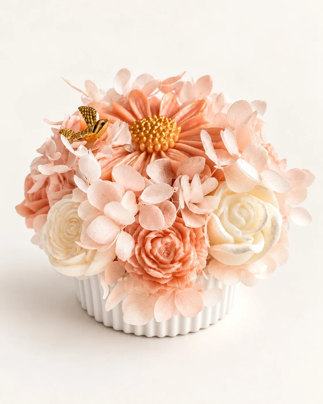 Vela com flores de cera e flores naturais preservadas