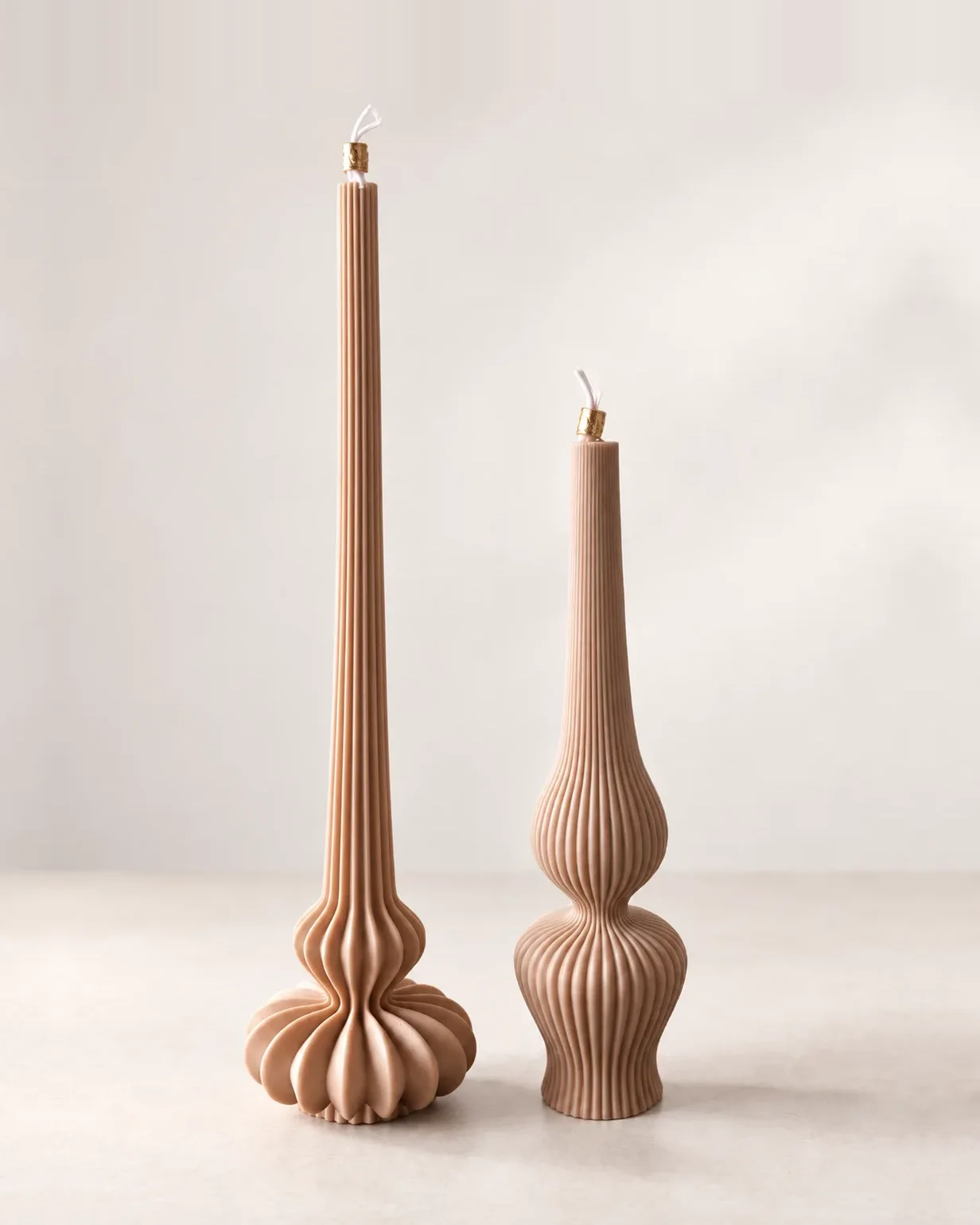 Duas velas altas caneladas em tom nude