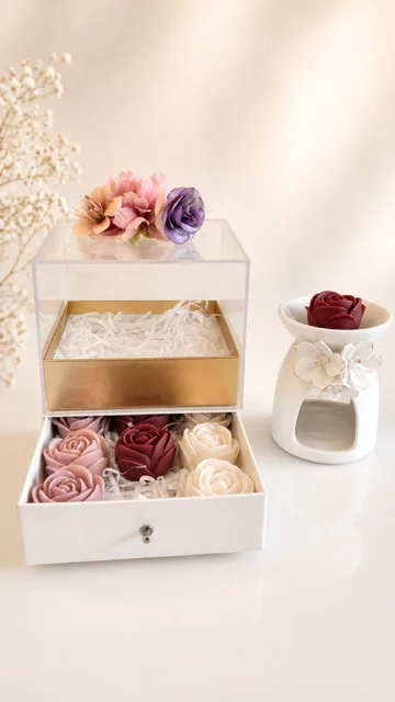 Caixa com gaveta de wax melts em forma de rosa e um queimador branco com uma rosa de cera
