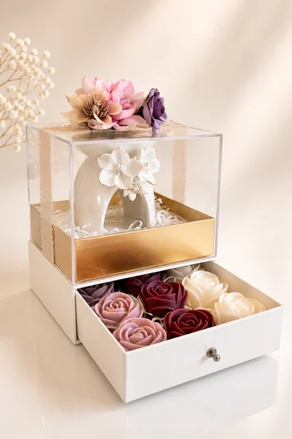 Caixa de presente com queimador branco e gaveta aberta com wax melts em forma de rosa